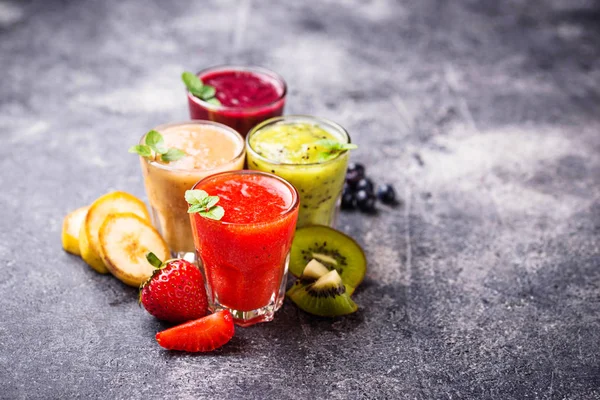 Sortiment av olika hälsosamma smoothies — Stockfoto