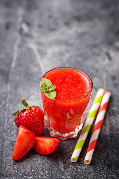 Süßer gesunder Erdbeer-Smoothie-Cocktail — Stockfoto