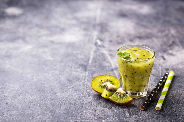 Tatlı sağlıklı kivi güler yüzlü kokteyl 