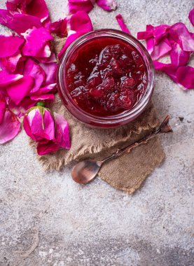 Ev yapımı reçel gül yaprakları 