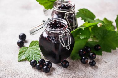 kavanoz içinde Siyah frenk üzümü reçeli