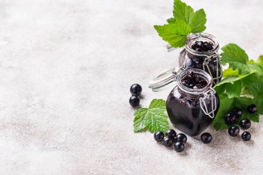 kavanoz içinde Siyah frenk üzümü reçeli