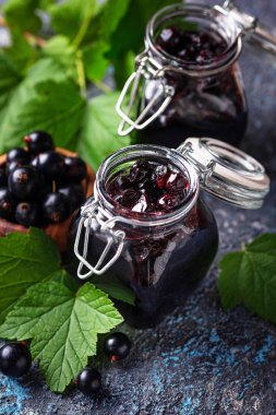kavanoz içinde Siyah frenk üzümü reçeli