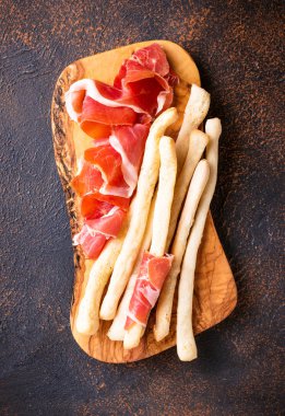 Geleneksel İtalyan meze grisini ve prosciutto