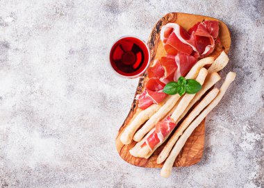 Geleneksel İtalyan meze grisini ve prosciutto