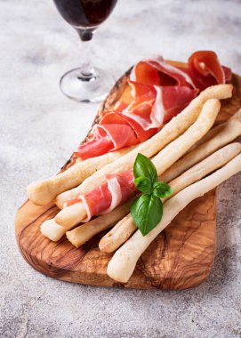 Geleneksel İtalyan meze grisini ve prosciutto