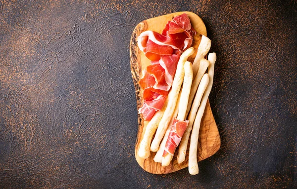 Geleneksel İtalyan meze grisini ve prosciutto