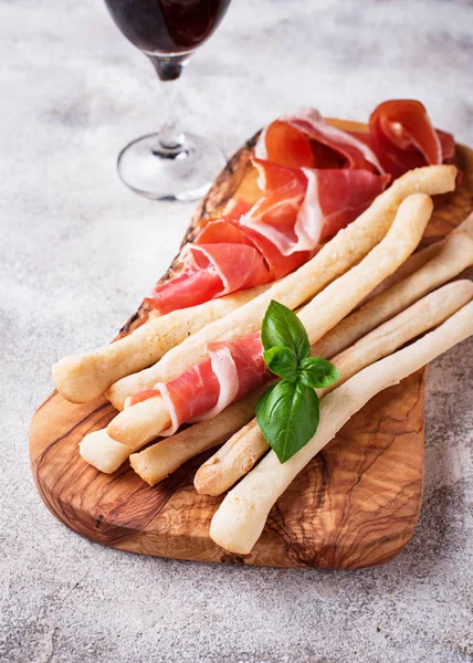 Geleneksel İtalyan meze grisini ve prosciutto
