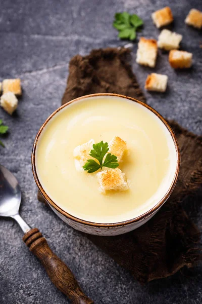Soupe à la crème au chou-fleur et au crouton — Photo