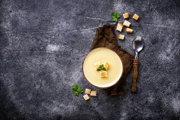 Cream sup dengan kembang kol dan crouton — Stok Foto