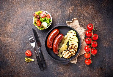 Sebze ve ızgara domuz sosisi