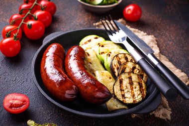 Sebze ve ızgara domuz sosisi