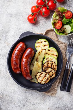 Sebze ve ızgara domuz sosisi