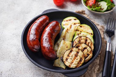 Sebze ve ızgara domuz sosisi