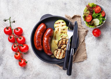 Sebze ve ızgara domuz sosisi