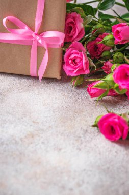 Pembe güller ve hediye kutuları şeritler