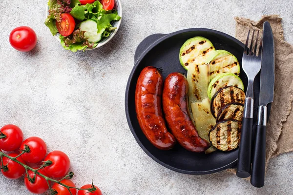 Sebze ve ızgara domuz sosisi