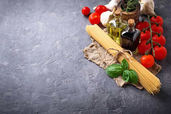 Pastas, tomates, aceite de oliva y vinagre — Foto de Stock