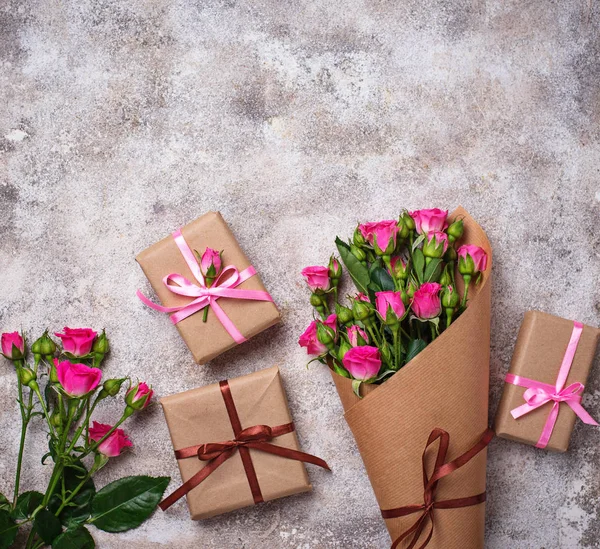Bouquet de roses roses et coffrets cadeaux — Photo
