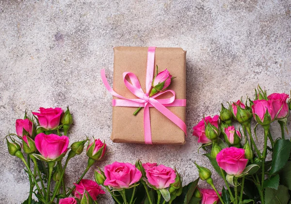 Růžové růže a dárkové krabice s pásky — Stock fotografie