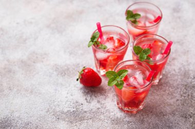 Yaz taze içki çilekli limonata