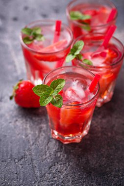 Yaz taze içki çilekli limonata