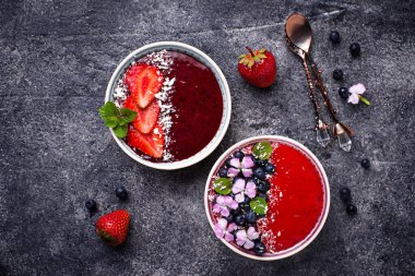 Güler yüzlü kase çilek ve yaban mersini 