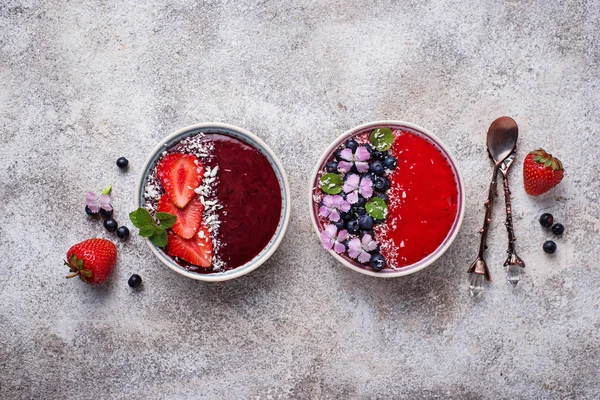 Ciotole di frullato con fragola e mirtillo — Foto Stock