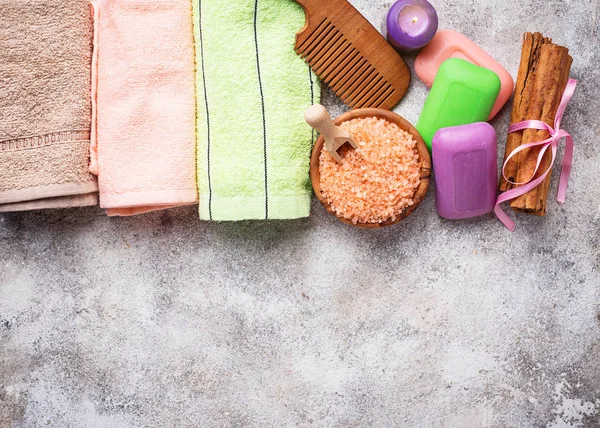 Zeezout, zeep en handdoek — Stockfoto