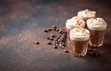 Kahve latte krem şanti ile. Seçici odak