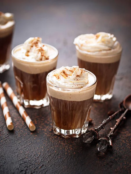 Café con leche con crema batida —  Fotos de Stock