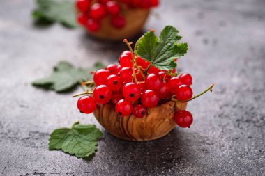 Olgun kırmızı kuş üzümü çilek ahşap kase