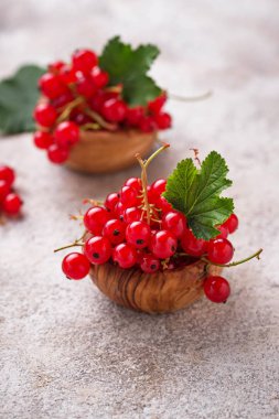 Olgun kırmızı kuş üzümü çilek ahşap kase