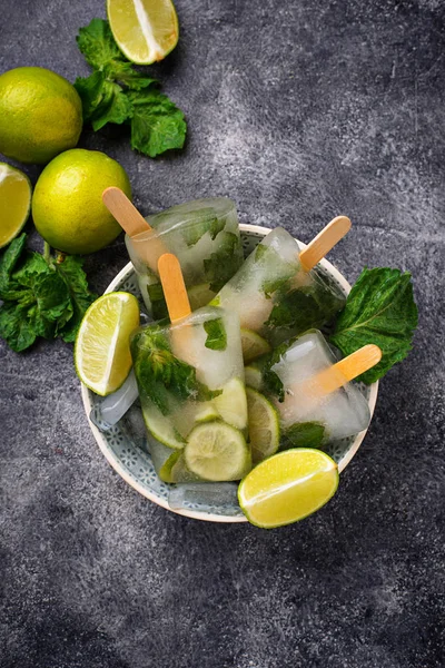 Mojito-Cocktail Eis am Stiel mit Minze, Limette und Rum — Stockfoto