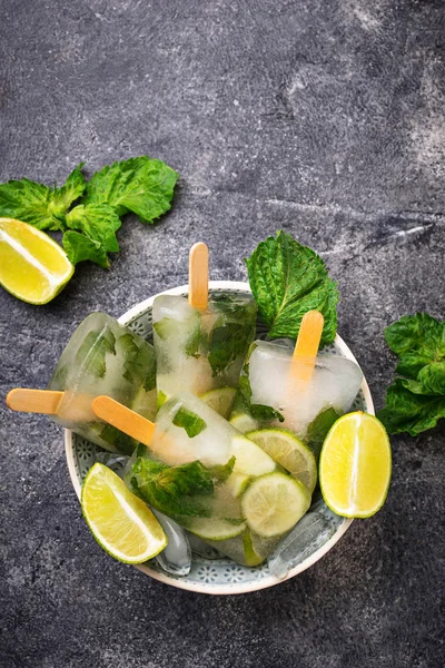 Mojito-Cocktail Eis am Stiel mit Minze, Limette und Rum — Stockfoto