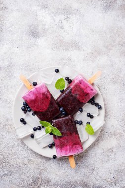 Blueberry ile tatlı ev yapımı popsicles