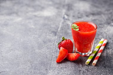 Tatlı sağlıklı çilek güler yüzlü kokteyl 