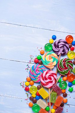 Renkli şekerler ve lolipop