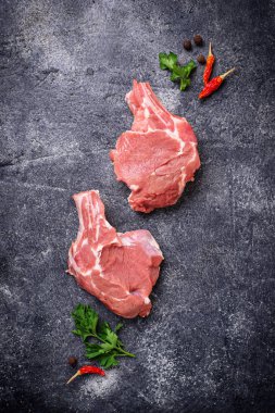 Koyu arkaplanda çiğ et