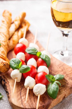 Caprese şiş ve grisini ekmek