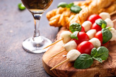 Caprese şiş ve grisini ekmek