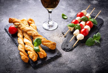 Caprese şiş ve grisini ekmek