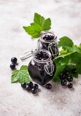 kavanoz içinde Siyah frenk üzümü reçeli