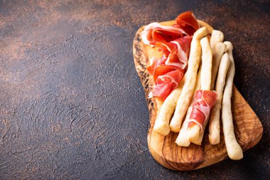 Geleneksel İtalyan meze grisini ve prosciutto