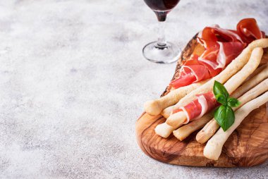 Geleneksel İtalyan meze grisini ve prosciutto