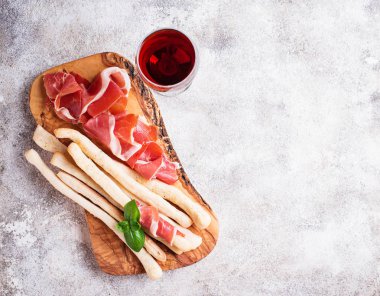 Geleneksel İtalyan meze grisini ve prosciutto