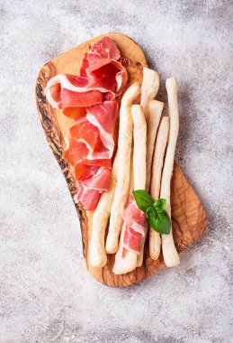 Geleneksel İtalyan meze grisini ve prosciutto. Üstten görünüm