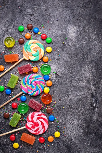 Assortiment de bonbons colorés et sucettes — Photo