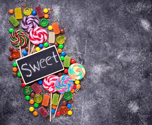Renkli şekerler ve lolipop