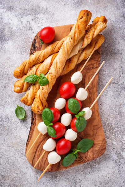 Caprese-Spieße und Grissini-Brot — Stockfoto